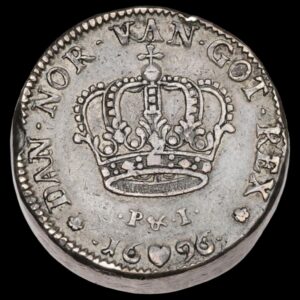 1696, 2 krone "klumpkrone", Chr.V, Sieg 25, Hede 105, Schou 24, 36,25 gram, Kva. 1+, fint eksemplar af dette særdeles sjældne årstal af Meybuschs morsomme dobbelte “klumpkrone”