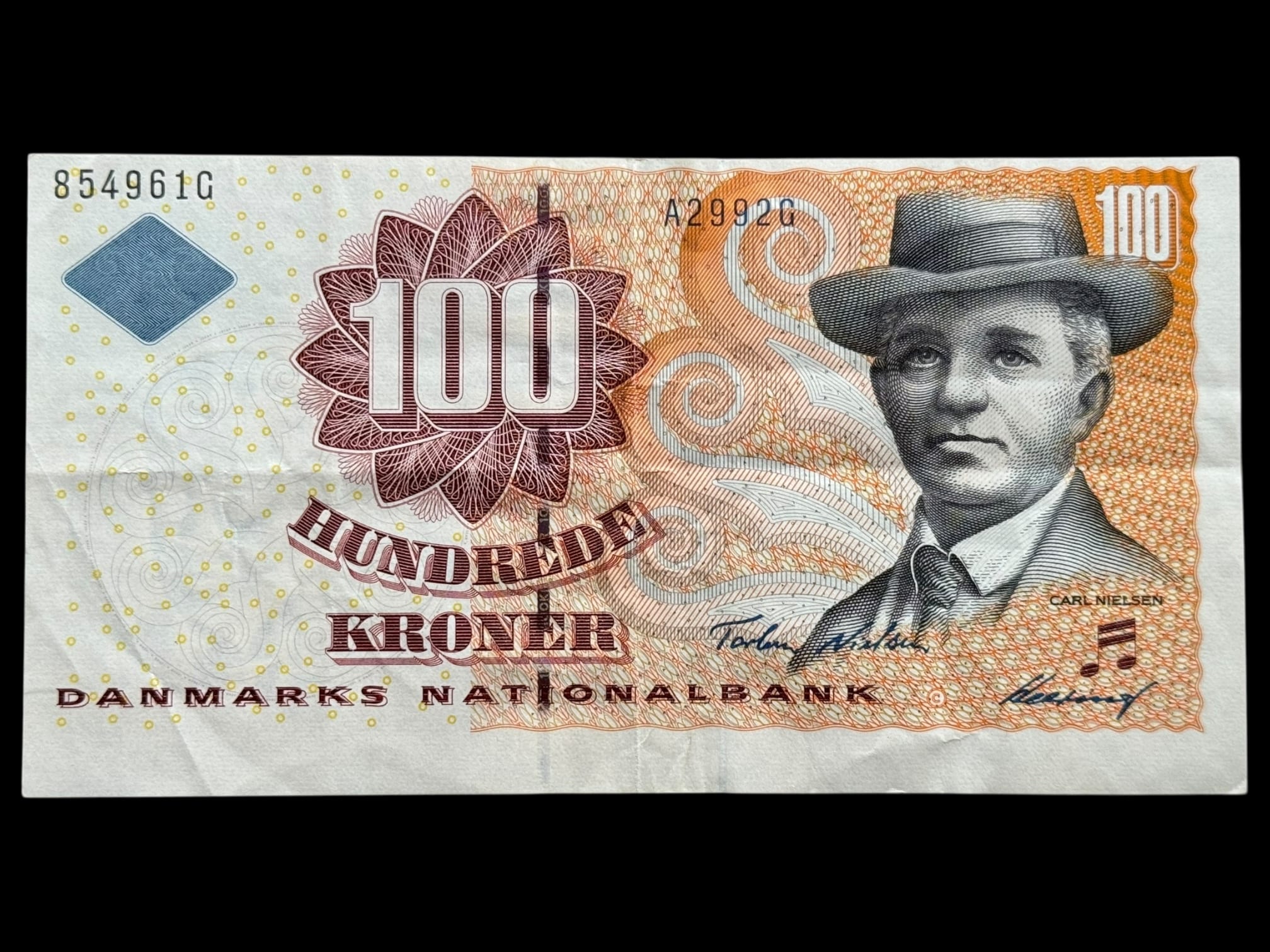 100 kroner 1999 A2, Heering/Torben Nielsen, Nr. 854961G, Sieg 147, Pick 56, Kva. 1+ "Fejlskåret" Sjælden