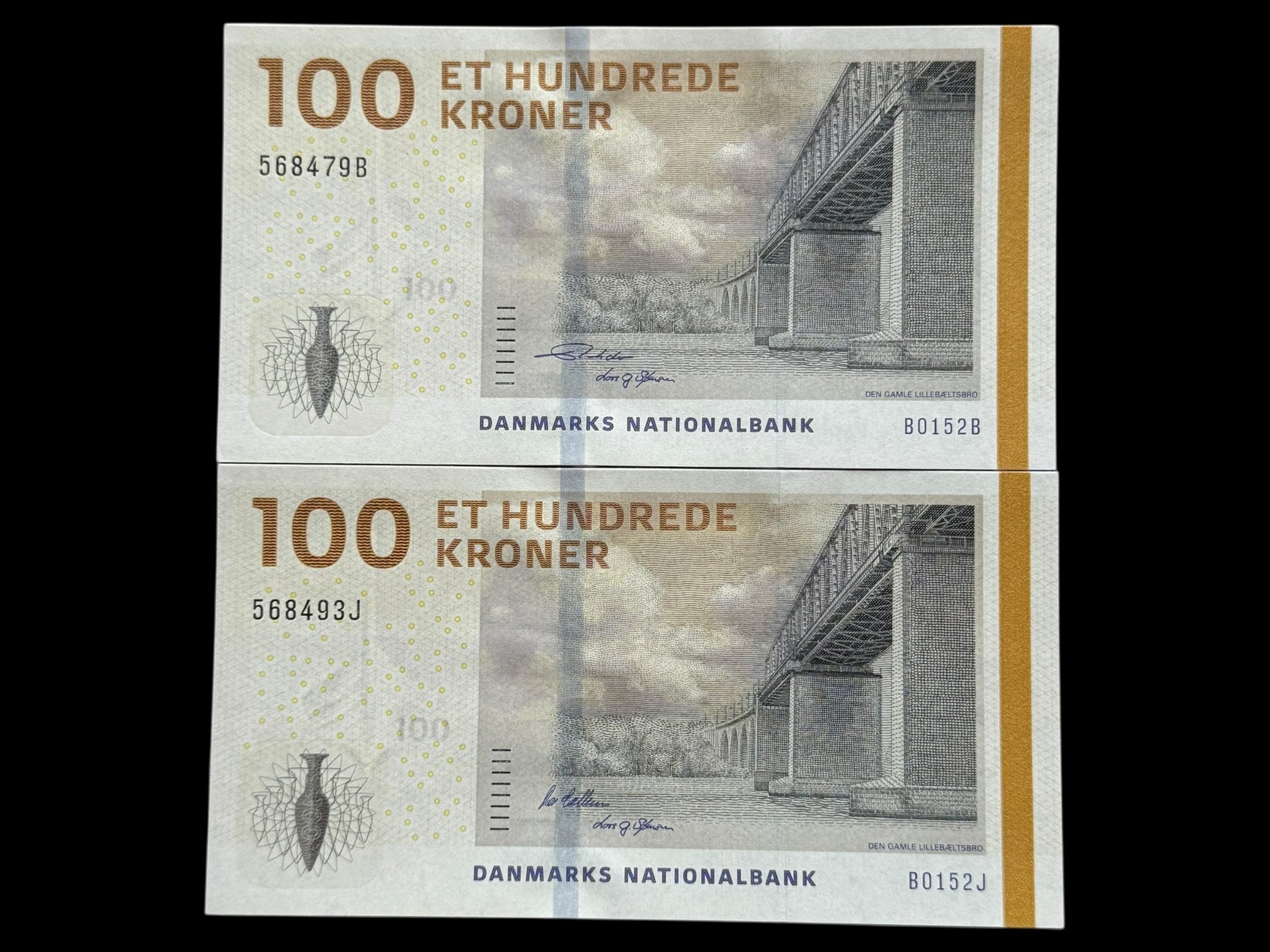 2 stk 100 kroner 2015 B0, Lars G. Sørensen/Lars Rohde & Per Callesen, Nr. 568479B & 568493J, Sieg 157, Pick 66, Kva. 0 "2 forskellinge underskrifter"