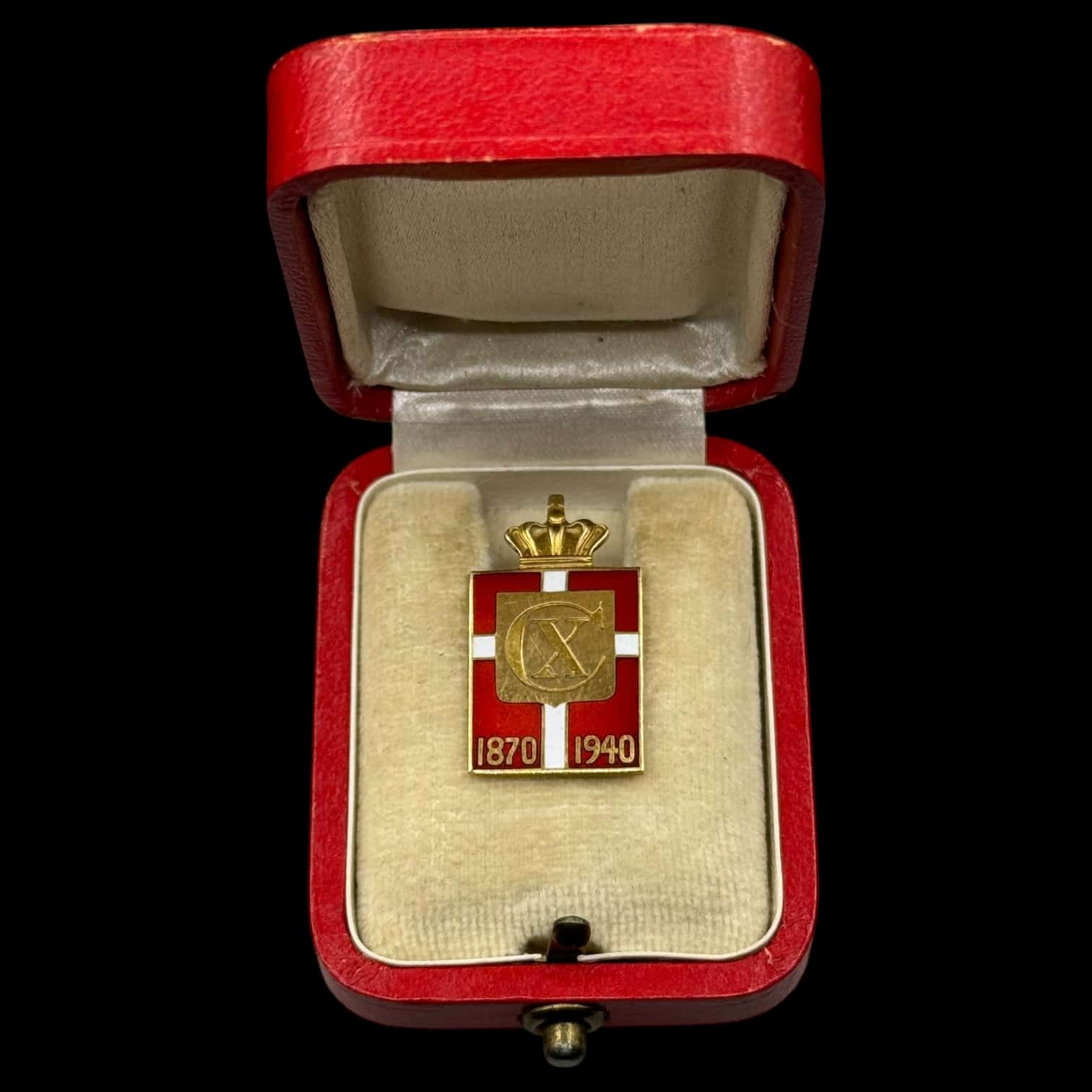 Kongemærke med nål, 1870-1840, AU 0.585 / 14 Karat, org. æske