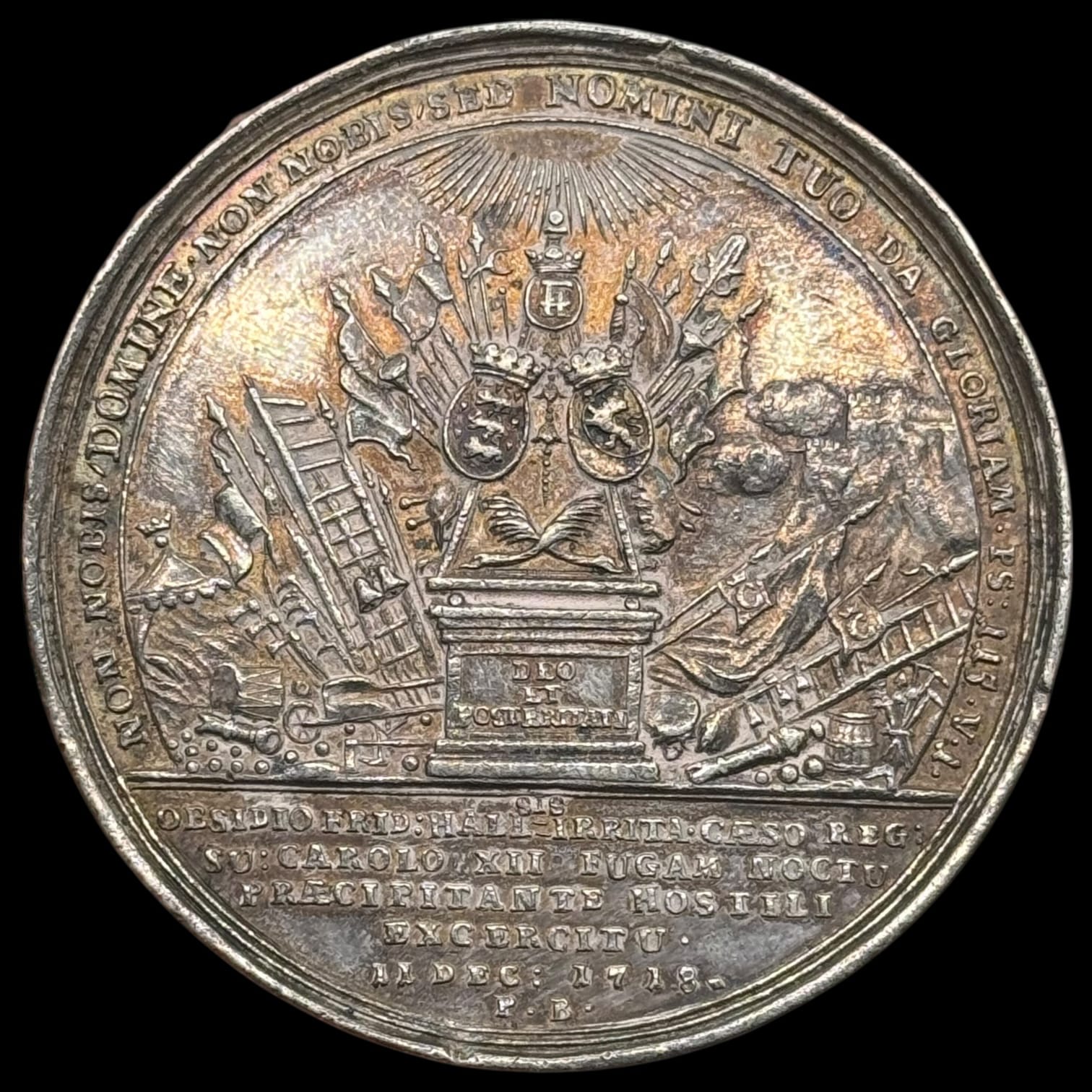 Sølvmedalje 1718, Fre.IV, Ophævelsen af Frederikstens belejring, Peter Berg, G 313, Ossbahr 194, JS 631, MEM 12.139, 61 mm, 90,21 g, udsøgt eksemplar af denne sjældne type, der blev slået til minde om Carl XII's død og Frederikshalds befrielse, Medaillen blev kun præget i 15 eksemplarer i sølv, Kva. 01 "opgraveret" - Image 2