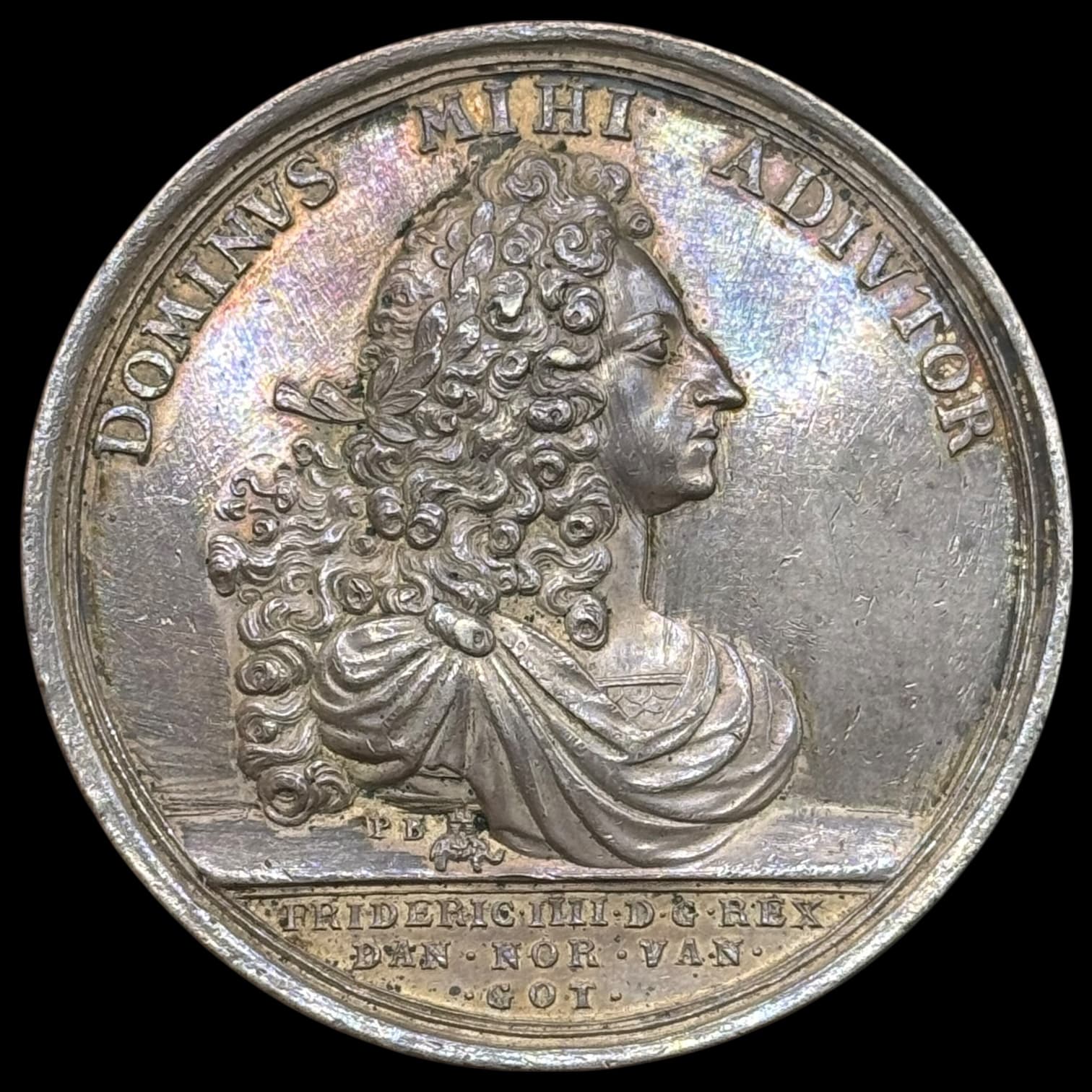 Sølvmedalje 1718, Fre.IV, Ophævelsen af Frederikstens belejring, Peter Berg, G 313, Ossbahr 194, JS 631, MEM 12.139, 61 mm, 90,21 g, udsøgt eksemplar af denne sjældne type, der blev slået til minde om Carl XII's død og Frederikshalds befrielse, Medaillen blev kun præget i 15 eksemplarer i sølv, Kva. 01 "opgraveret"