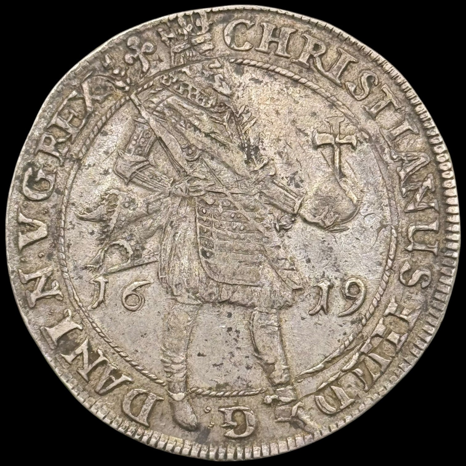 1619, speciedaler, Chr.IV, Sieg 102.3, Hede 53C, Kva. 1+-01, rester af belægning, sjælden, “Gammel samlerseddel medfølger, fra gamle tysk adelig samler”