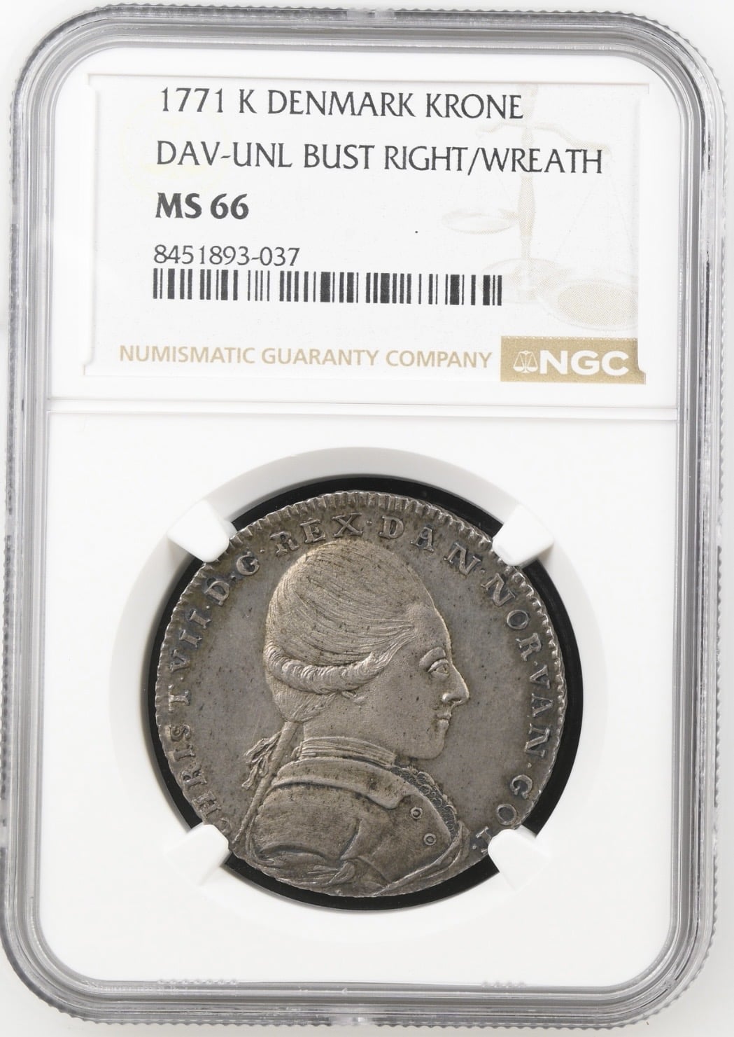 1771, 1 krone, Chr.VII, Sieg 16, Hede 23, Kva.0, Graderet MS 66 af NGC "TOP POP" Denne type, der formentlig på foranledning af Struensee blev præget i 1013 stk. i anledning af kongens fødselsdag d. 29. januar, er den sidste slået efter kronemøntfoden Ex. Hede III, 1994, lot 501, ex. Broge, 1938, lot 810