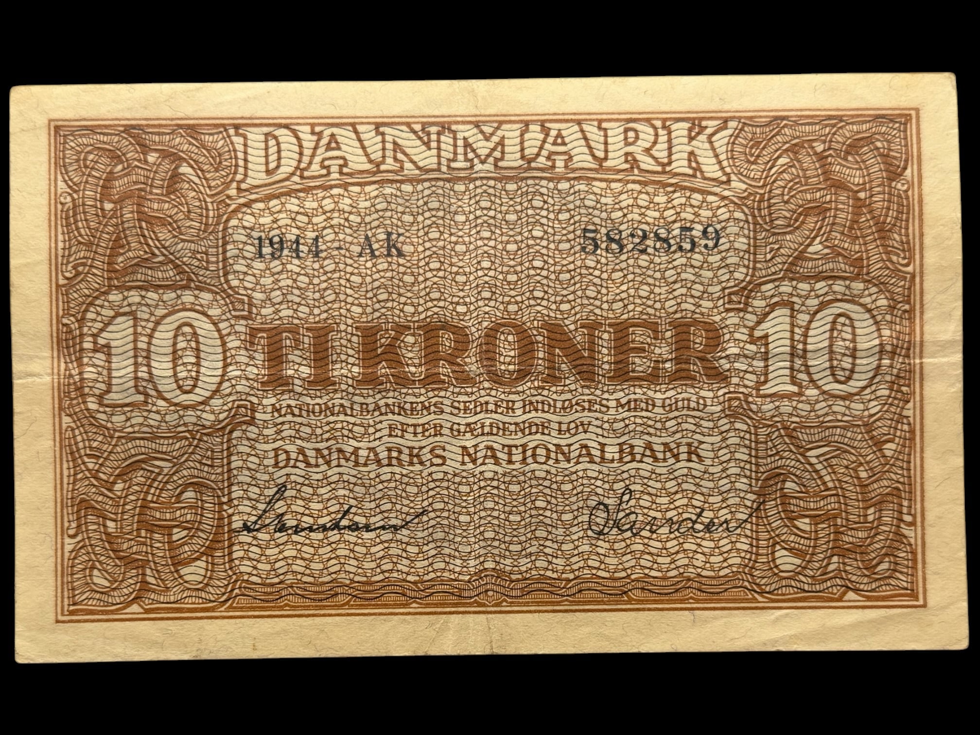 10 kroner 1944 AK, Svendsen/Sander, Nr. 582859, Sieg 120, DOP 129, Pick 36, Kva. 1+-01 “Ukendt underskriftskombination ifølge Sieg”